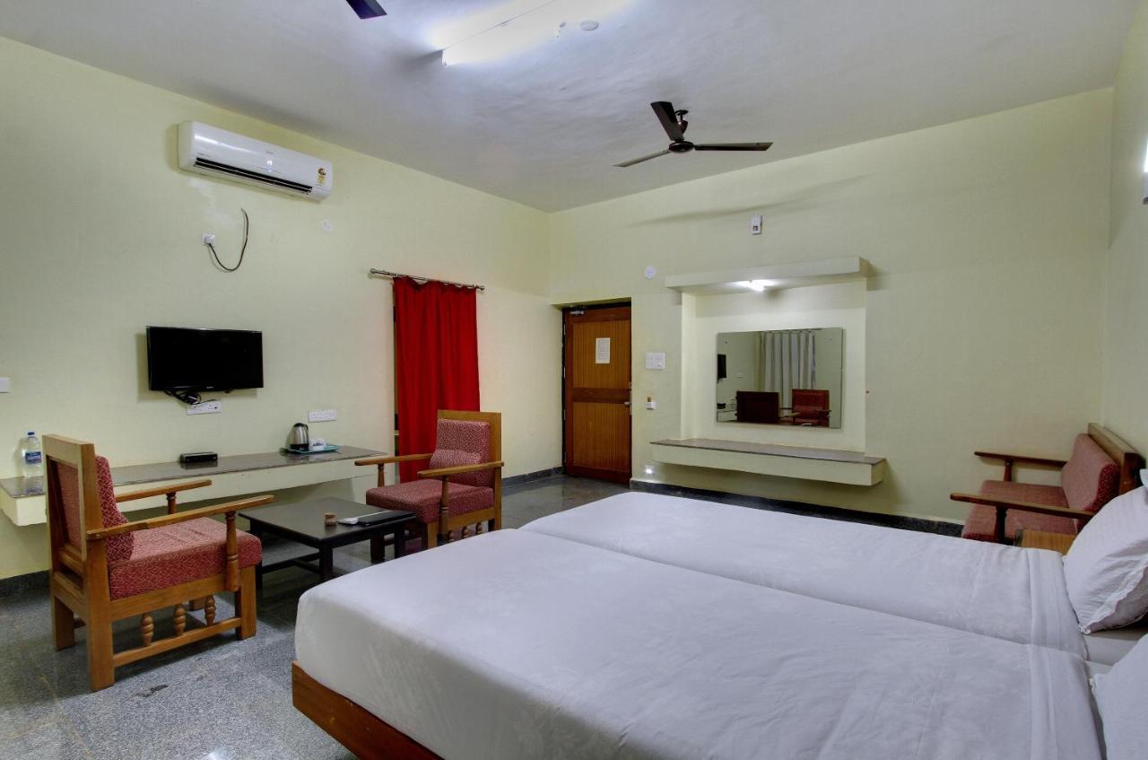 Kanthi Resorts Badami Bāgalkot Exteriör bild