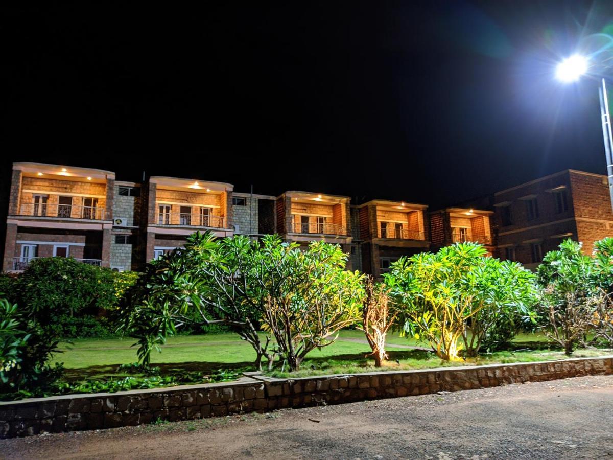 Kanthi Resorts Badami Bāgalkot Exteriör bild