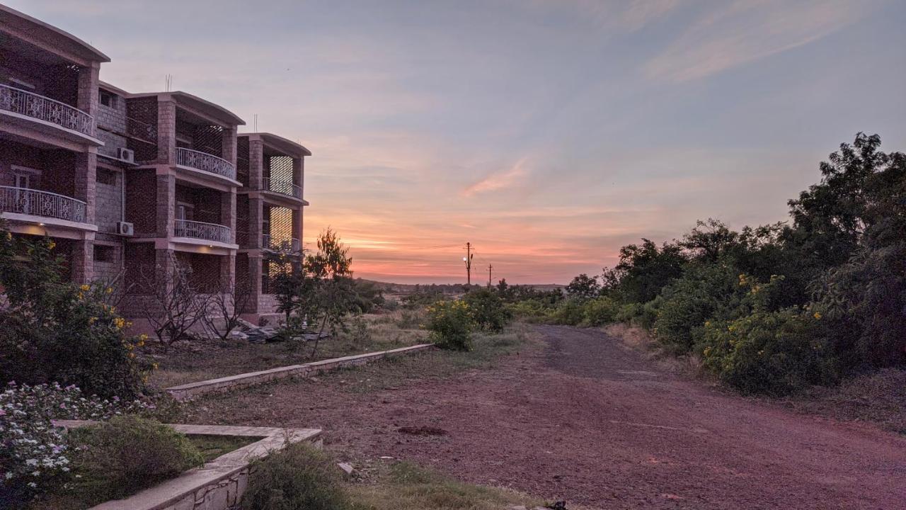 Kanthi Resorts Badami Bāgalkot Exteriör bild