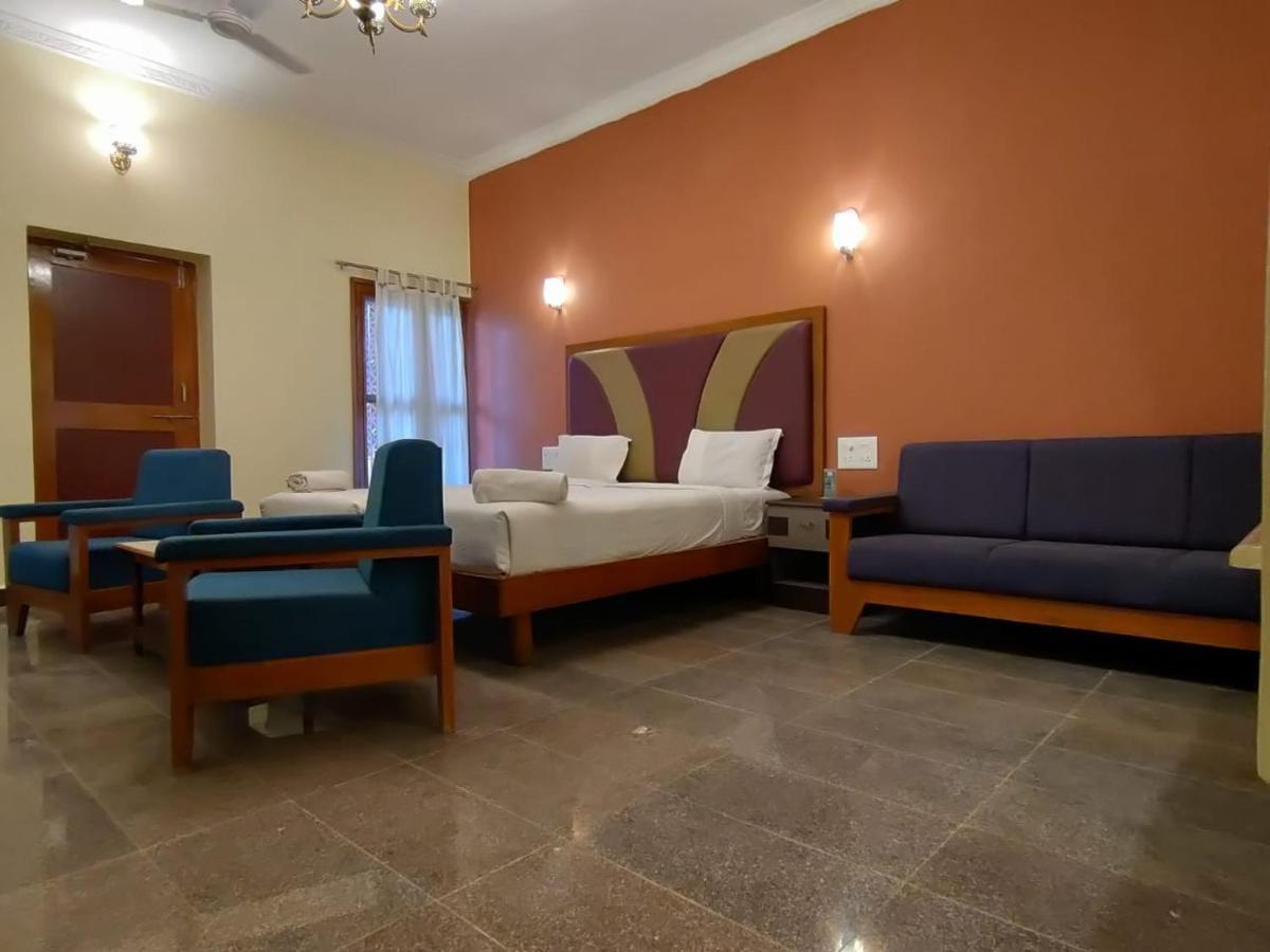Kanthi Resorts Badami Bāgalkot Exteriör bild